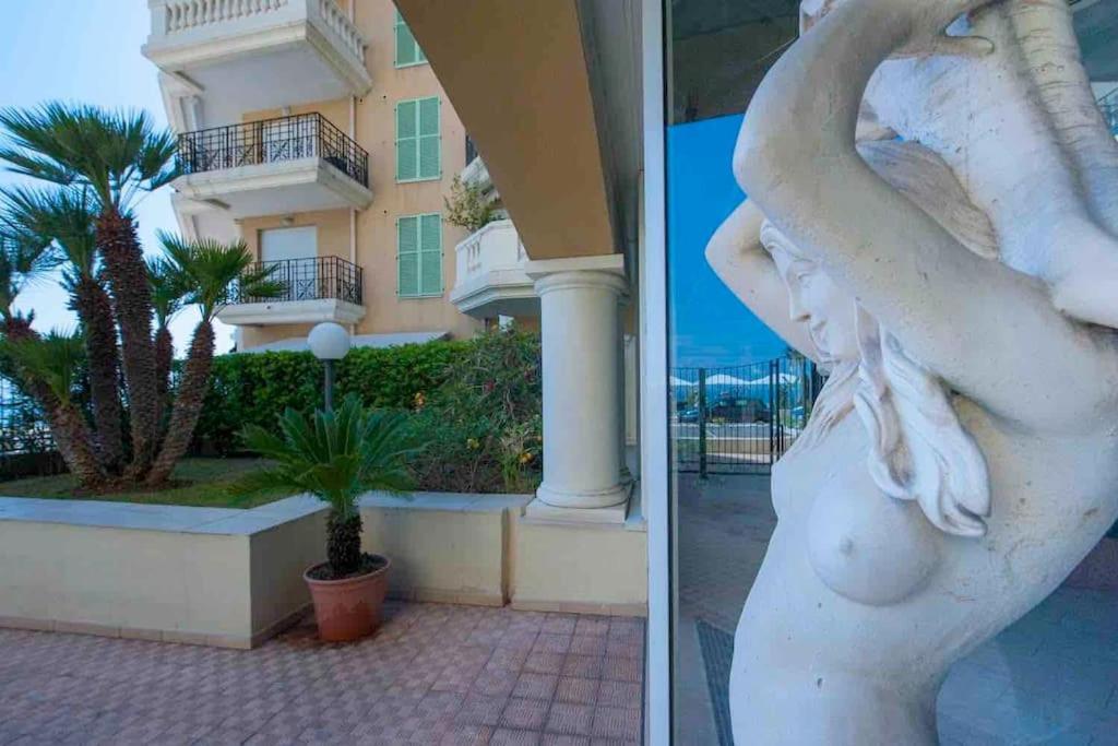 Superbe Studio Avec Terrasse En Front De Mer Mentone Esterno foto